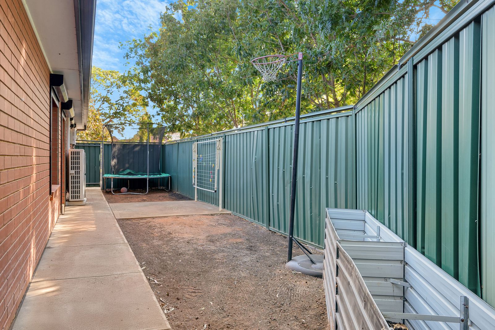 1 Burgate Street living